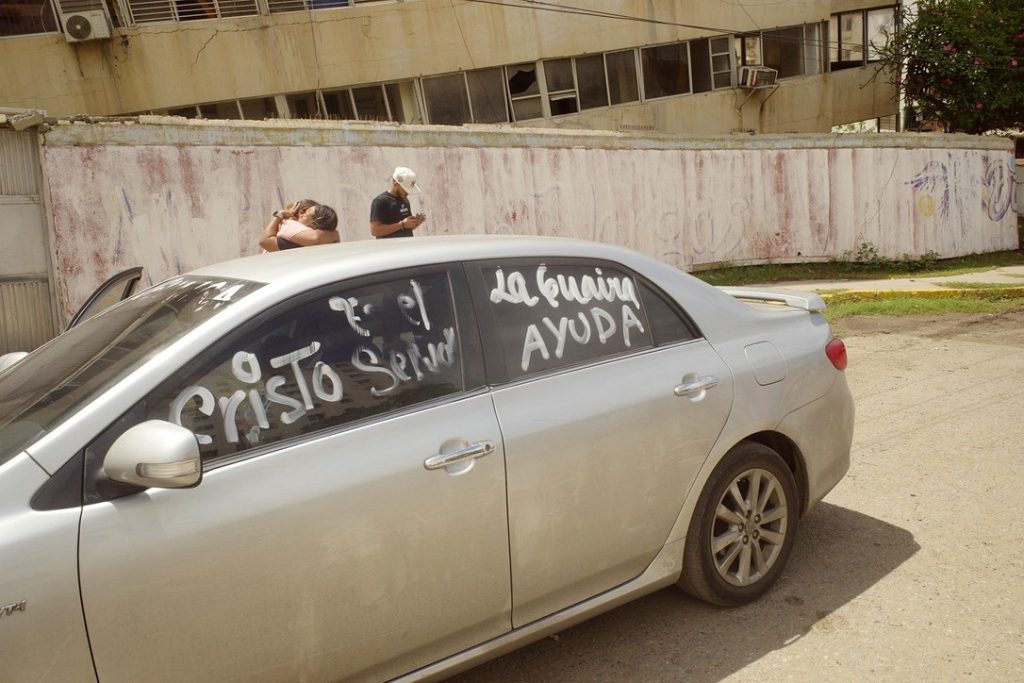 En Caribe, mensajes de solidaridad escritos en los vidrios de los carros.